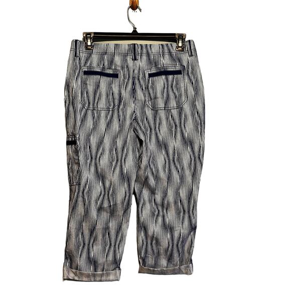 Chicos Capri Size 1 US 8 Stretch Denim Blue White Wavy Stripe - Picture 1 of 10